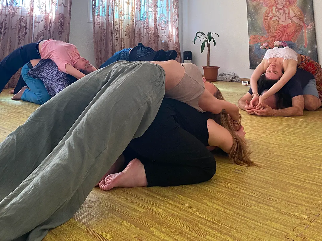 práctica guiada de yoga en pareja